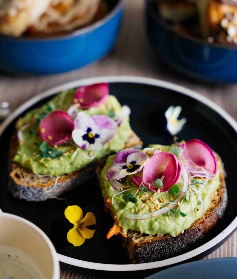 tartine vegan avocat et fleurs